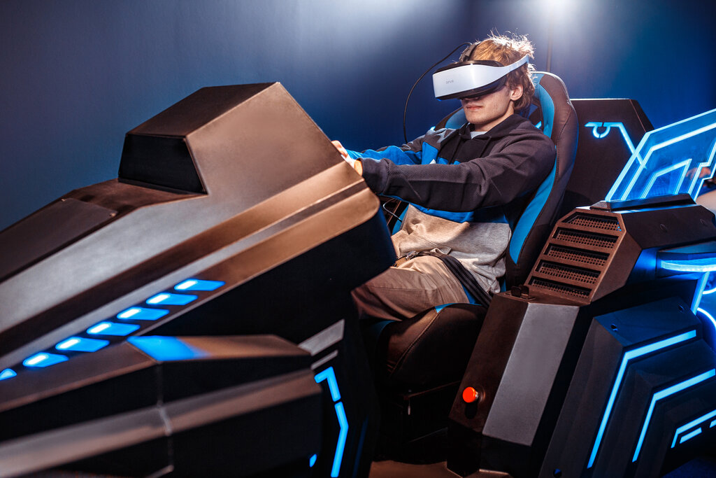 Vr long. VR DTX автосимулятор. Кресло виртуальной реальности. Очки виртуальной реальности и кресло. Кресло с очками виртуальной реальности.